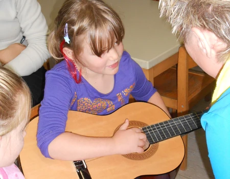 Mädchen spielt Gitarre