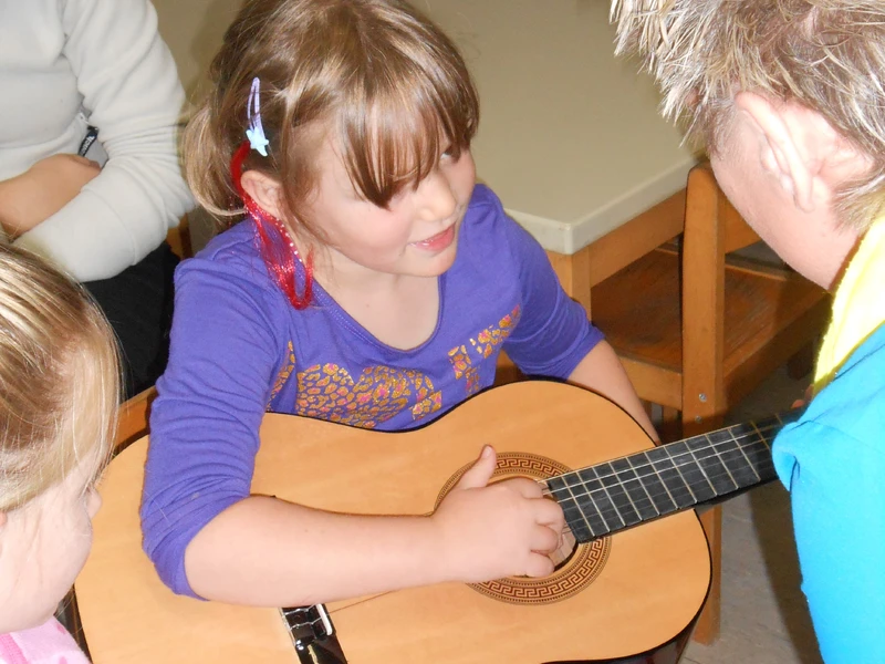Mädchen spielt Gitarre