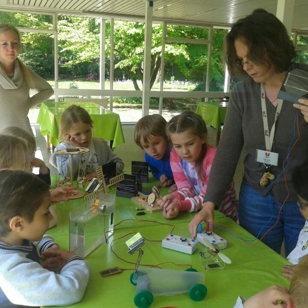 Umweltworkshop: Kinder der Kita Braunsberger Straße beobachten eine Vorführung zu dem Thema