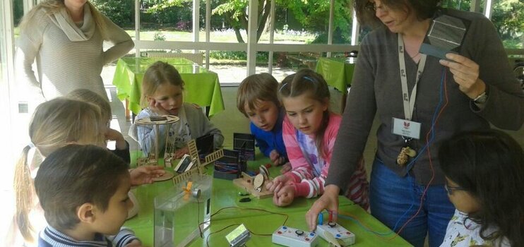 Umweltworkshop: Kinder der Kita Braunsberger Straße beobachten eine Vorführung zu dem Thema