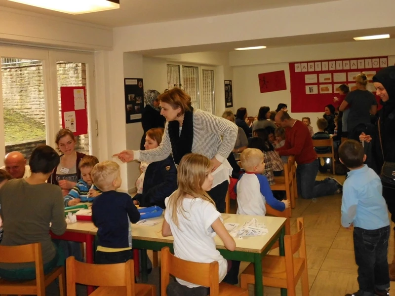 Kinder und Eltern beschäftigen sich gemeinsam in der Gruppe