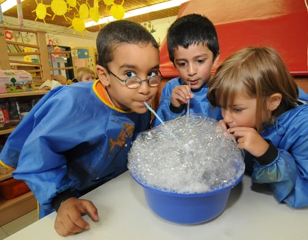 Kinder mit "schäumen" Strohhalmen