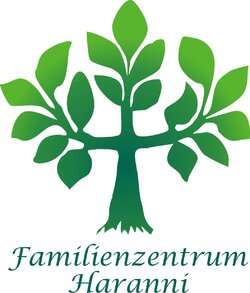 Logo Familienzentrum Haranni - Grüner Baum mit günem Schriftzug