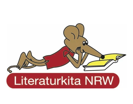 Logo Literaturkita - Zeichnung einer Maus, die auf dem Bauch liegend in einem Buch liest