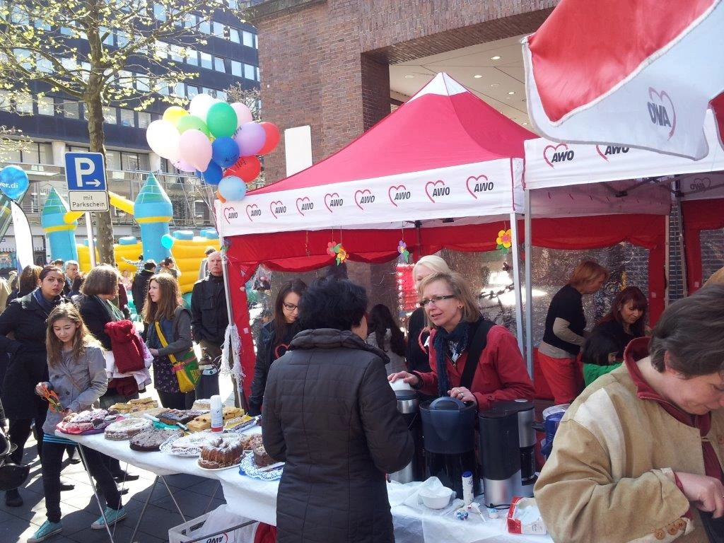 Kundgebungsbesucher am AWO-Stand