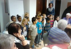 Kita-Kinder singen für Senioren