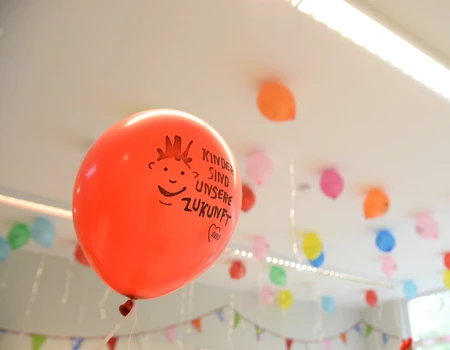 Eröffnung Kita Kortebuschstraße April 2014 - Ballon mit Aufschrift "Kinder sind unsere Zukunft"