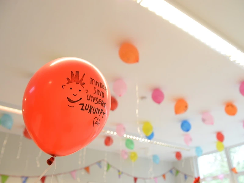 Eröffnung Kita Kortebuschstraße April 2014 - Ballon mit Aufschrift "Kinder sind unsere Zukunft"