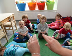 Kinder spielen in der Gruppe