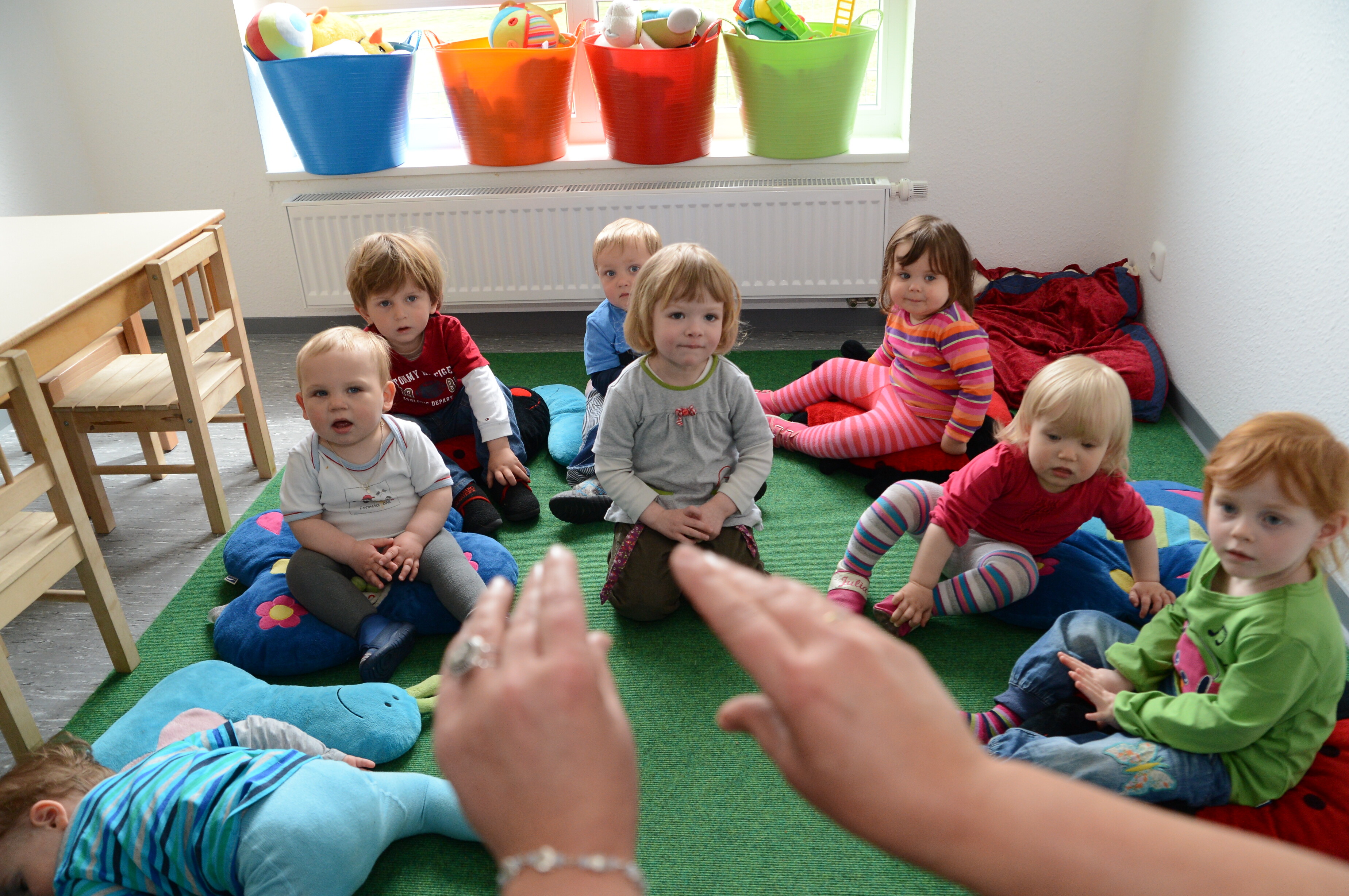 Kinder spielen in der Gruppe