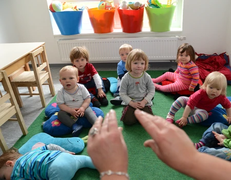 Kinder spielen in der Gruppe