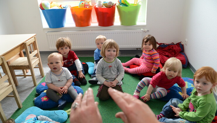 Kinder spielen in der Gruppe