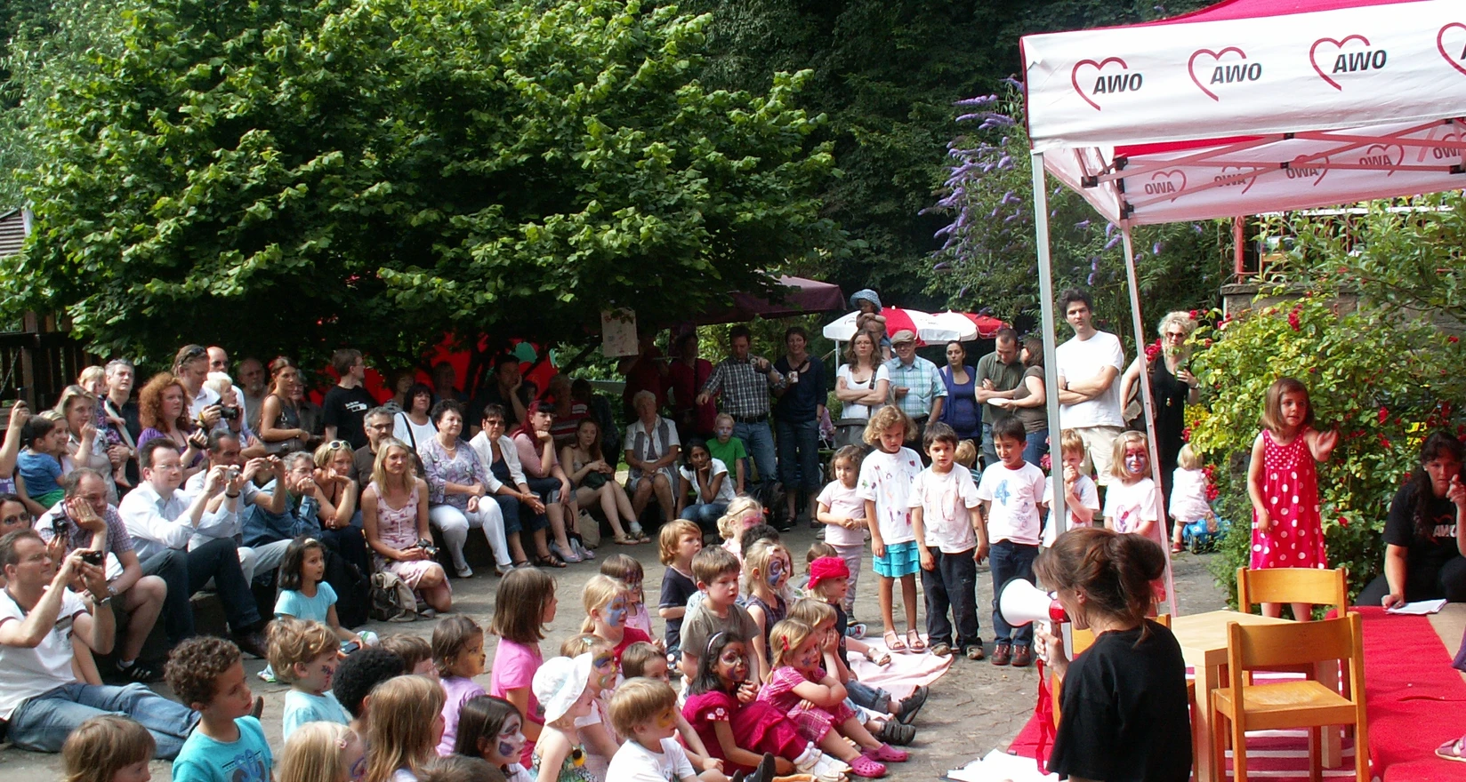Kinder verfolgen gespannt dem Geschehen auf der Bühne