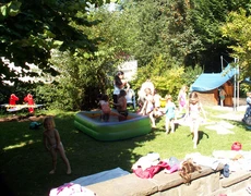 Kinder beim Spielen im Planschbecken