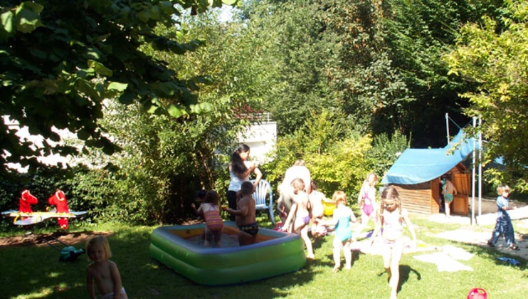 Kinder beim Spielen im Planschbecken