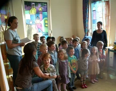 Kinder singen das Begrüßungslied