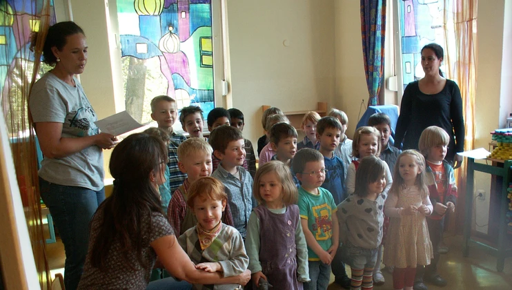 Kinder singen das Begrüßungslied