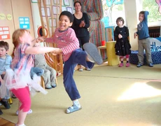 Zwei Kinder tanzen
