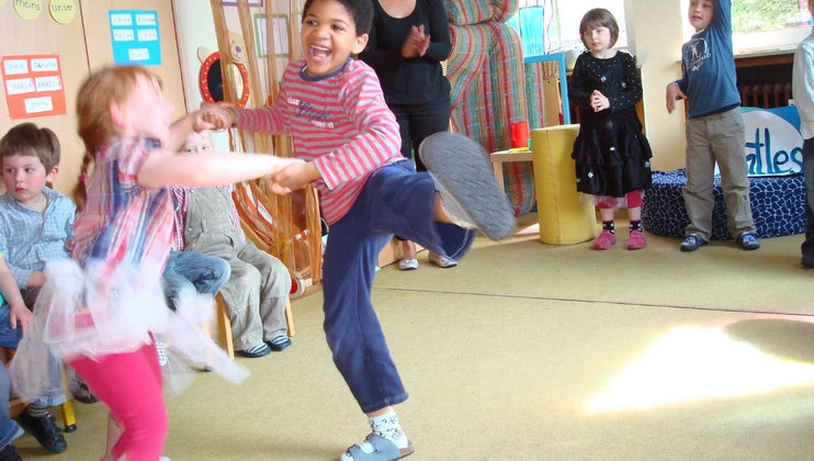 Zwei Kinder tanzen