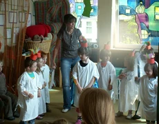 Kinder führen ein Stück auf