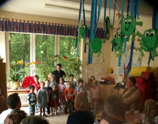 Kinder singen das Abschlußlied