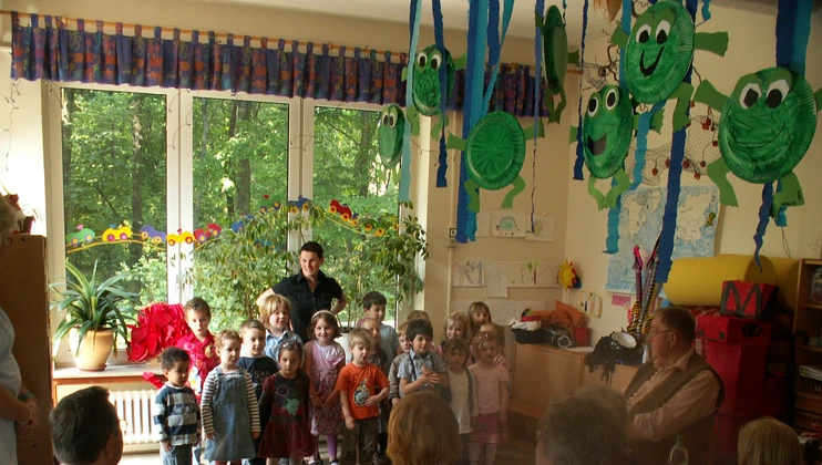 Kinder singen das Abschlußlied