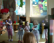 Kinder führen einen Tanz auf