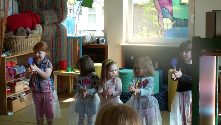 Kinder führen einen Tanz auf