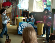 Kinder imitieren eine Band