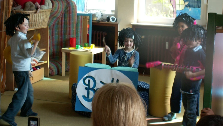 Kinder imitieren eine Band