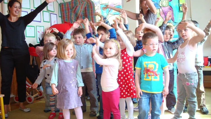 Kinder singen das Abschiedslied
