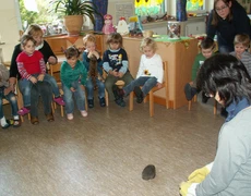 Kinder schauen einen Igel an