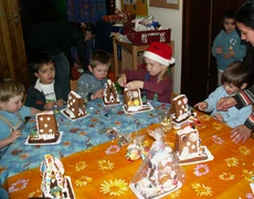 Kinder mit Hexenhäuschen im Advent