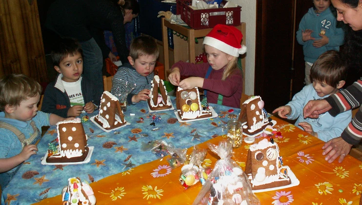 Kinder mit Hexenhäuschen im Advent