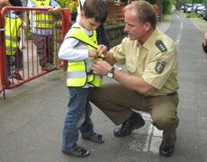Kind und Polizist bei einer Übung