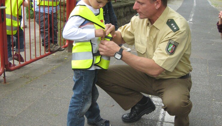Kind und Polizist bei einer Übung