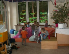 Kinder in der Gruppe beim spielzeugfreien Tag