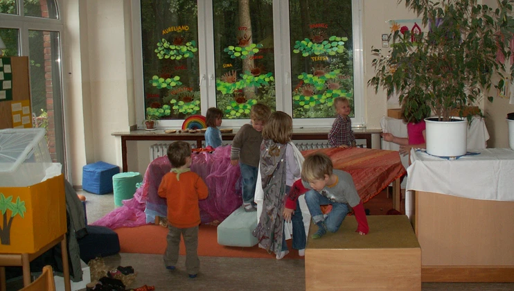 Kinder in der Gruppe beim spielzeugfreien Tag