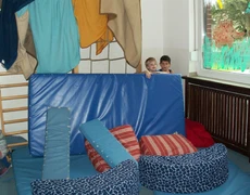 Kinder mit Turnmatten