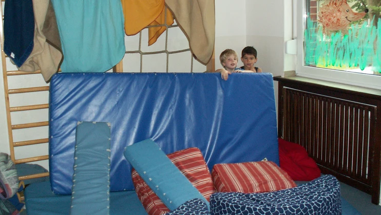 Kinder mit Turnmatten