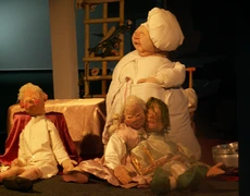 Aufführung eines Puppentheaters