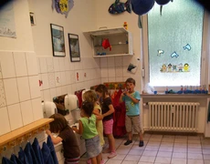 Kinder im Waschraum
