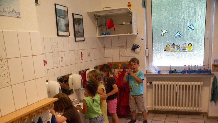Kinder im Waschraum