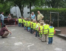 Kinder mit Polizist bei einer Verkehrsübung