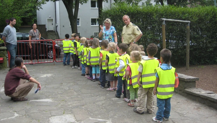 Kinder mit Polizist bei einer Verkehrsübung