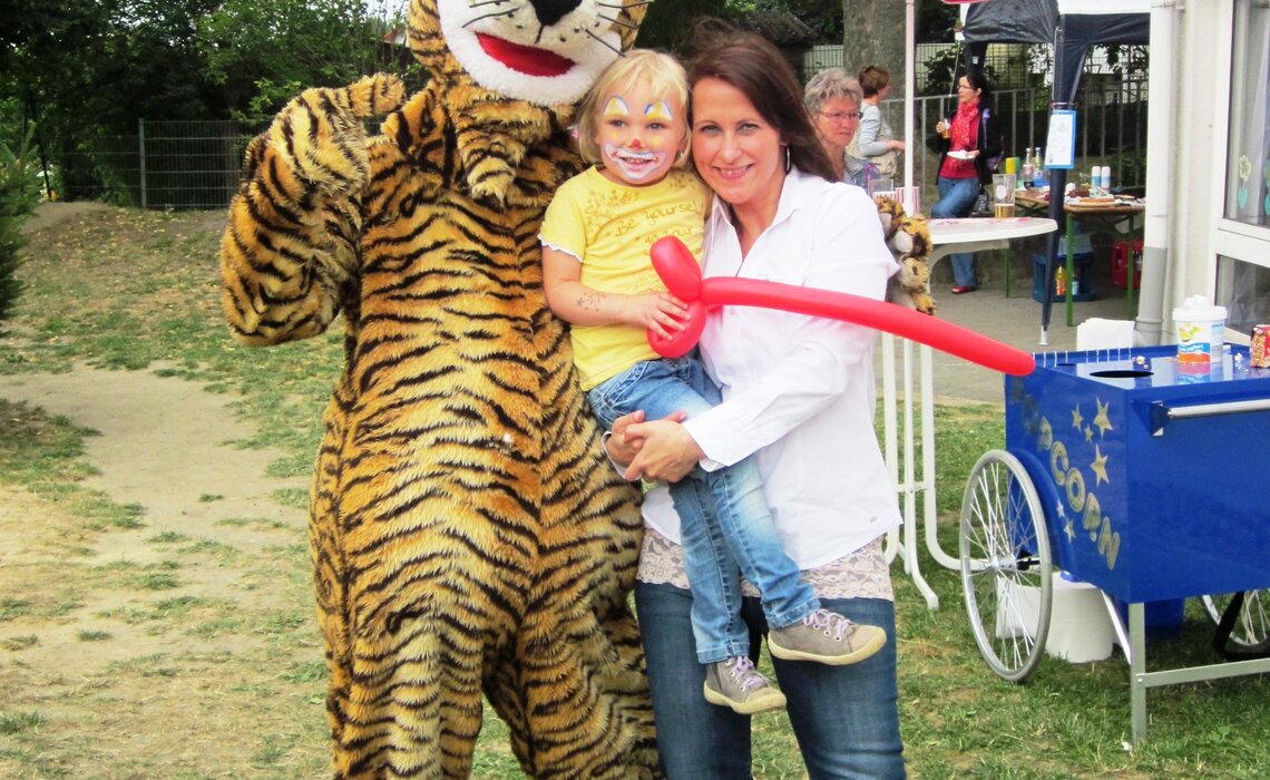Tiger und Leiterin Nicole Risse mit "Clown" auf dem Arm