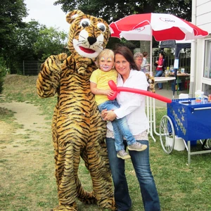 Tiger und Leiterin Nicole Risse mit "Clown" auf dem Arm