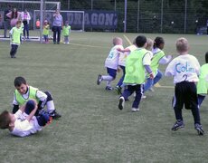 Kinder rangeln um den Ball