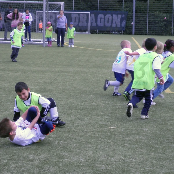 Kinder rangeln um den Ball