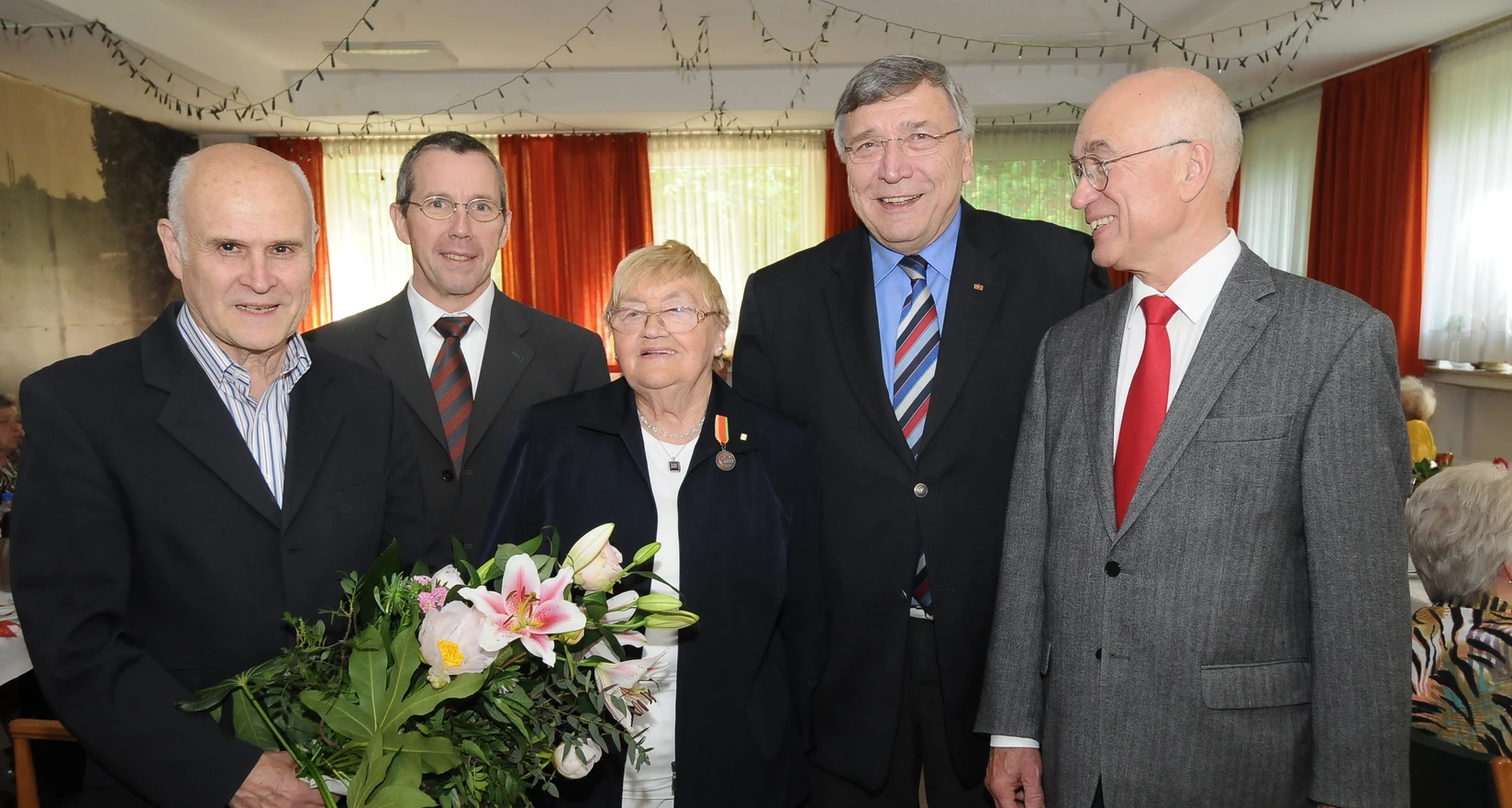 Von links: E.Rathke (Vorsitz KV Bochum), E.Steinbach (Geschäftsführer UB Ruhr-Mitte), Lore Range, B.Champignon (Vorsitz AWO Bezirk Westl.Westfalen), H.Drenseck (Vorsitz UB Ruhr-Mitte)